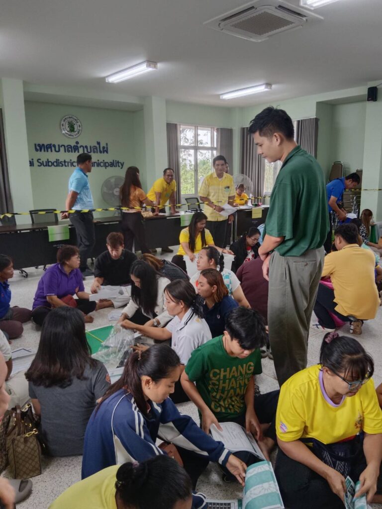 เทศบาลตำบลไผ่  มอบวัสดุอุปกรณ์ประจำหน่วยเลือกตั้งในการเลือกตั้งนายกเทศมนตรีและสมาชิกสภาเทศบาลตำบลไผ่  กรณีครบวาระการดำรงตำแหน่ง  ประจำปี  พ.ศ.   2568   เมื่อวันที่  10  พฤษภาคม  2568  ณ   สำนักงานเทศบาลตำบลไผ่