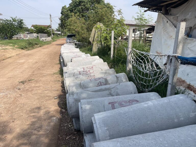 วันที่  12  พฤษภาคม  2569  ผู้รับจ้างทำการลงงานวางท่อระบายน้ำบ้านโคกล่าม