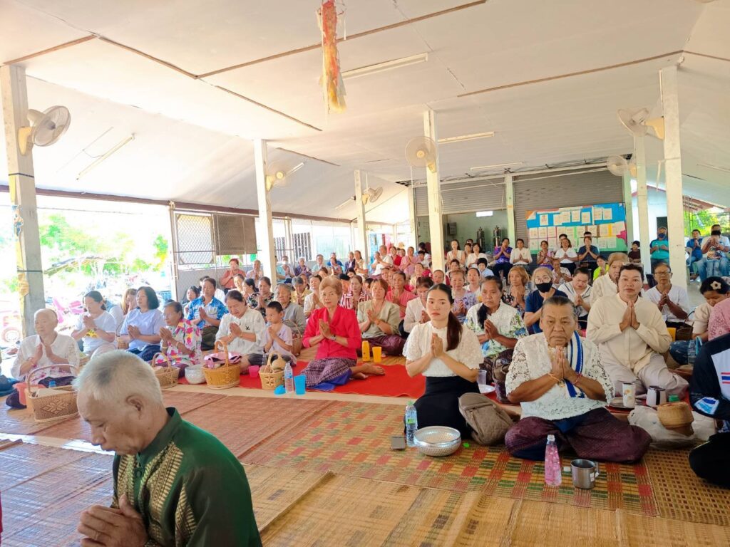 วันที่  31  พ.ค.  2569   ช่วงเช้า   ผู้นำบ้านคำเม็ก   บ้านโนนทอง   พร้อมด้วยชาวบ้านได้ร่วมกันทำบุญตักบาตรในงานทำบุญเบิกบ้านตามประเพณีของทุกปี    ช่วงเย็น   ประเพณีตบประทายและทำพิธีอัญเชิญพระพุทธรูปขึ้นสู่ศิลาอาสน์ 