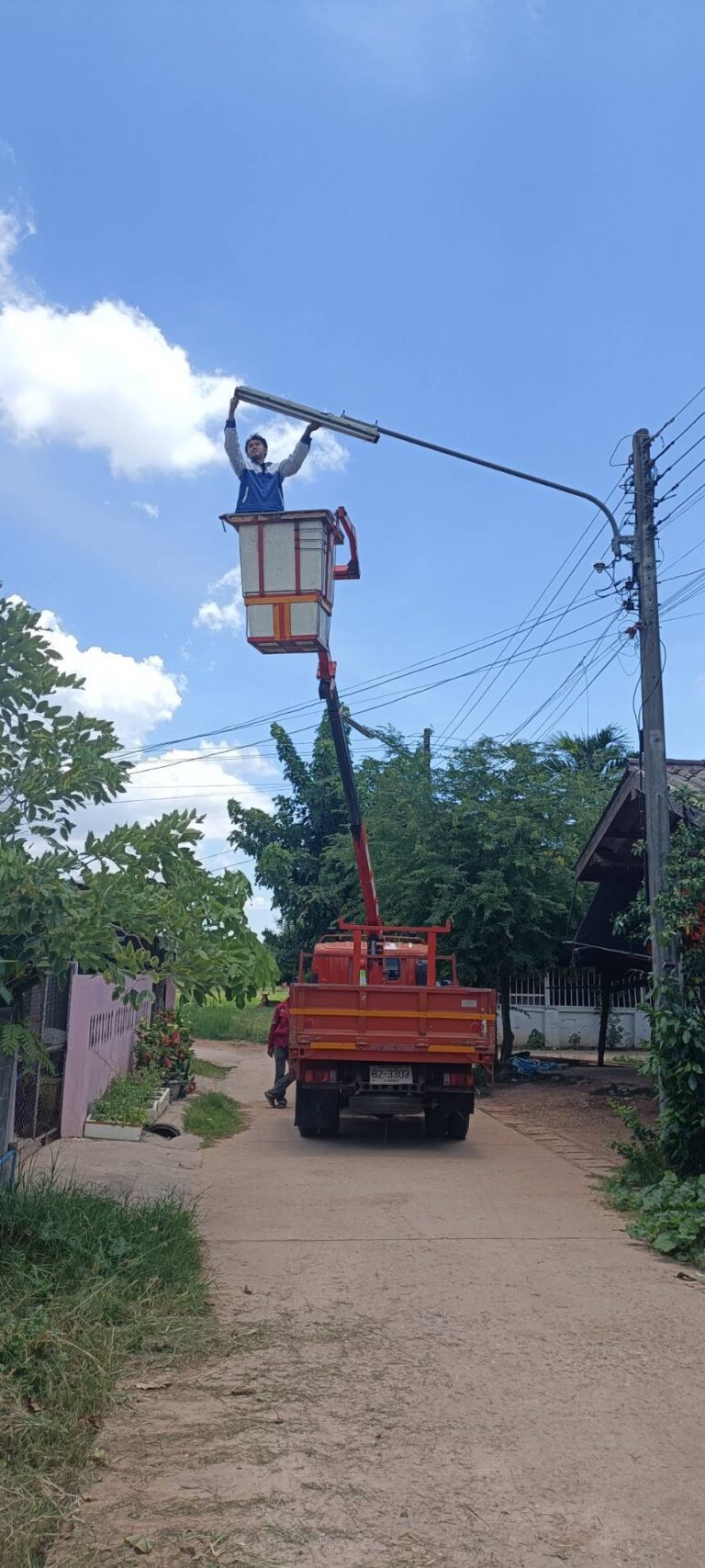 วันที่  25  มิถุนายน  2569   งานไฟฟ้า  ซ่อมไฟฟ้าและตัดไม้บ้านโคกกว้าง   ซ่อมไฟฟ้าบ้านหนองไผ่ 