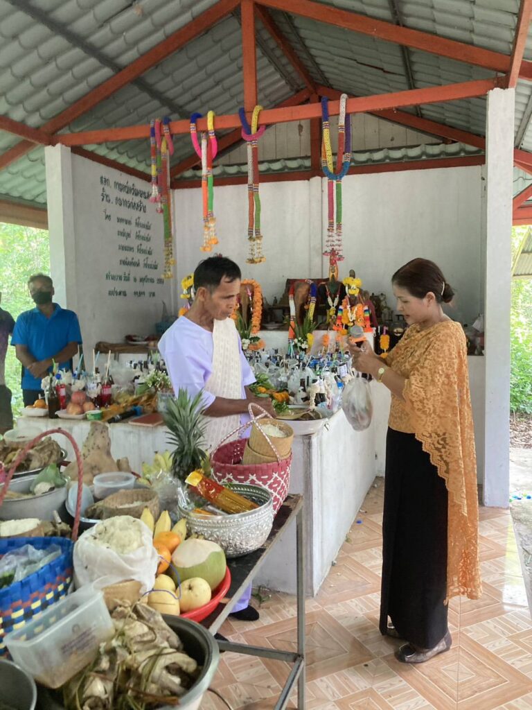 วันที่  10  มิถุนายน  2569  เวลา  07.00  น.   คณะกรรมการหมู่บ้านหนองโพน   บ้านเริงนาแก    ร่วมกันทำพิธีบูชาเลี้ยงปู่ตาสิ่งศักดิ์สิทธิ์คู่บ้านคู่เมือง   ณ   ศาลเจ้าปู่บ้านหนองโพน    บ้านเริงนาแก