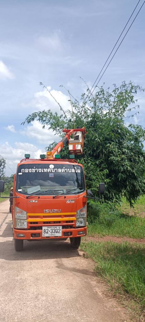 วันที่  21  กันยายน  2569  งานไฟฟ้าและงานป้องกันฯ  ตัดไม้แนวสายไฟฟ้าแรงต่ำและปรับภูมิทัศน์ถนนสายบ้านหนองโพนเชื่อมเทศบาลตำบลโพนทอง