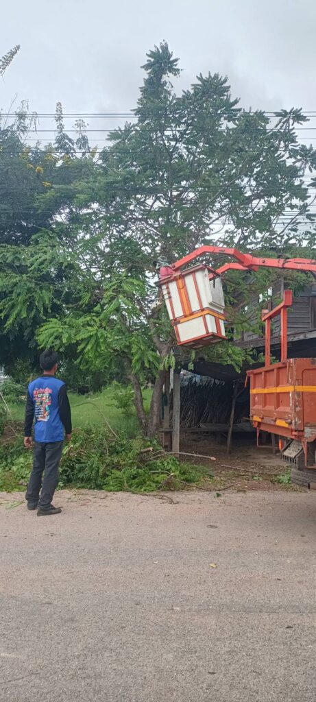 วันที่  25  กันยายน  2569  งานไฟฟ้าตัดไม้แนวสายไฟฟ้าแรงต่ำ  ซ่อมไฟฟ้าสาธารณะ  และต่อสายไฟบ้านโคกล่าม 