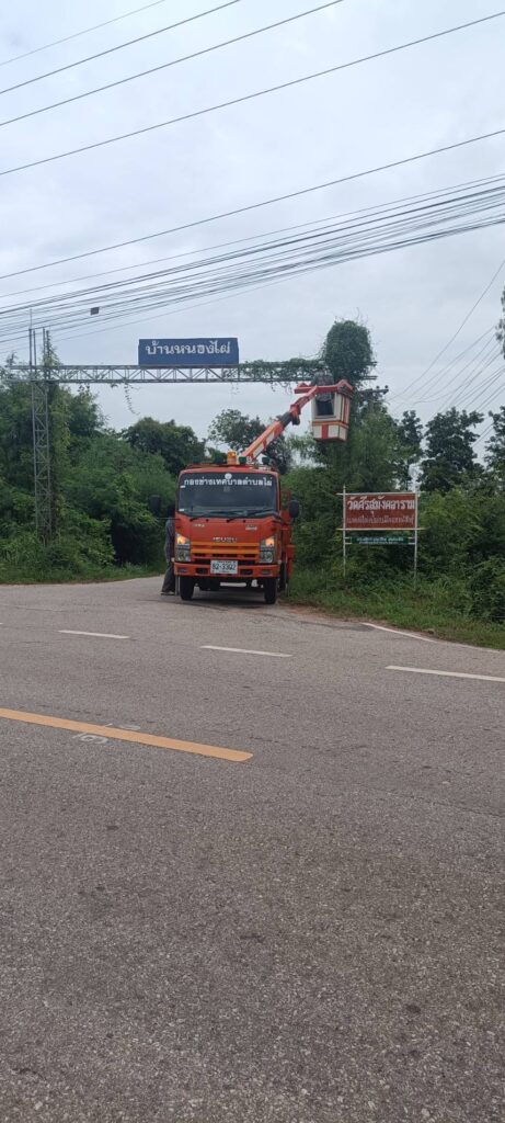 วันที่  4  กันยายน  2569  งานไฟฟ้า  กองช่าง   ทำความสะอาด  ตัดเถาวัลย์ป้ายหมู่บ้านหนองไผ่