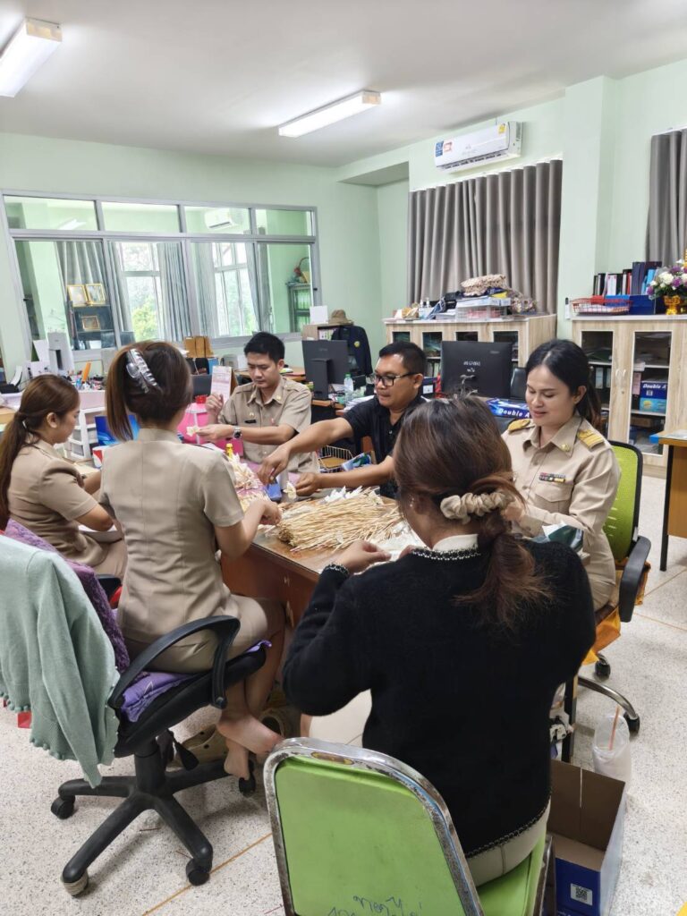 เทศบาลตำบลไผ่ร่วมกันจัดทำดอกไม้จันทน์ในการเตรียมพระราชพิธี ฯ    เมื่อวันที่  5  ตุลาคม  2569  ณ  สำนักงานเทศบาลตำบลไผ่