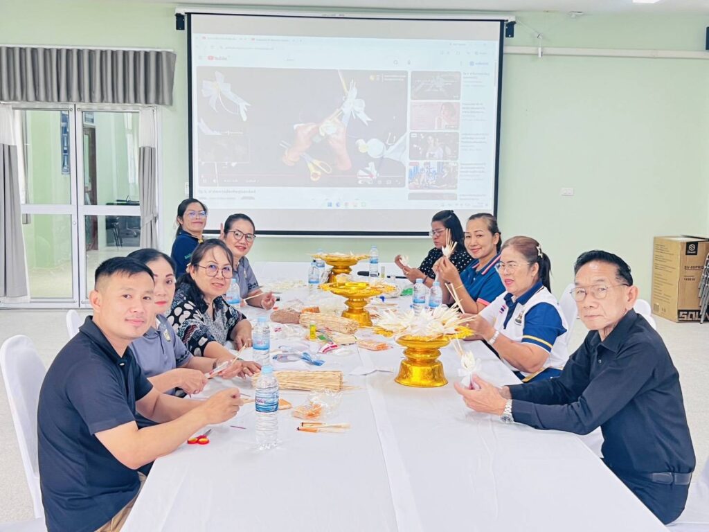 เทศบาลตำบลไผ่ร่วมกันจัดทำดอกไม้จันทน์ในการเตรียมพระราชพิธี ฯ    เมื่อวันที่  1  ตุลาคม  2569  ณ  ห้องประชุมเทศบาลตำบลไผ่