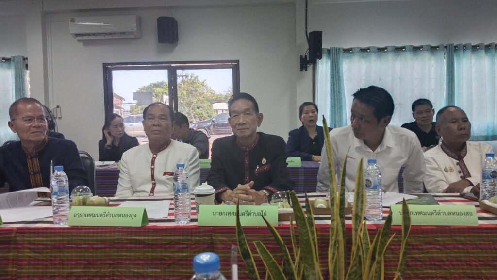 นายกเทศมนตรีตำบลไผ่  ปลัดเทศบาลตำบลไผ่  ประชุมหัวหน้าส่วนราชการ  ผู้บริหารองค์กรปกครองส่วนท้องถิ่น และกำนัน  อำเภอเมืองกาฬสินธุ์  ประจำเดือนตุลาคม  2569  เมื่อวันที่  2  ตุลาคม  2569  ณ  ห้องประชุมศูนย์บริการท่องเที่ยวเชิงเกษตร  สำนักงานเกษตรจังหวัดกาฬสินธุ์   จัดโดยอำเภอเมืองกาฬสินธุ์