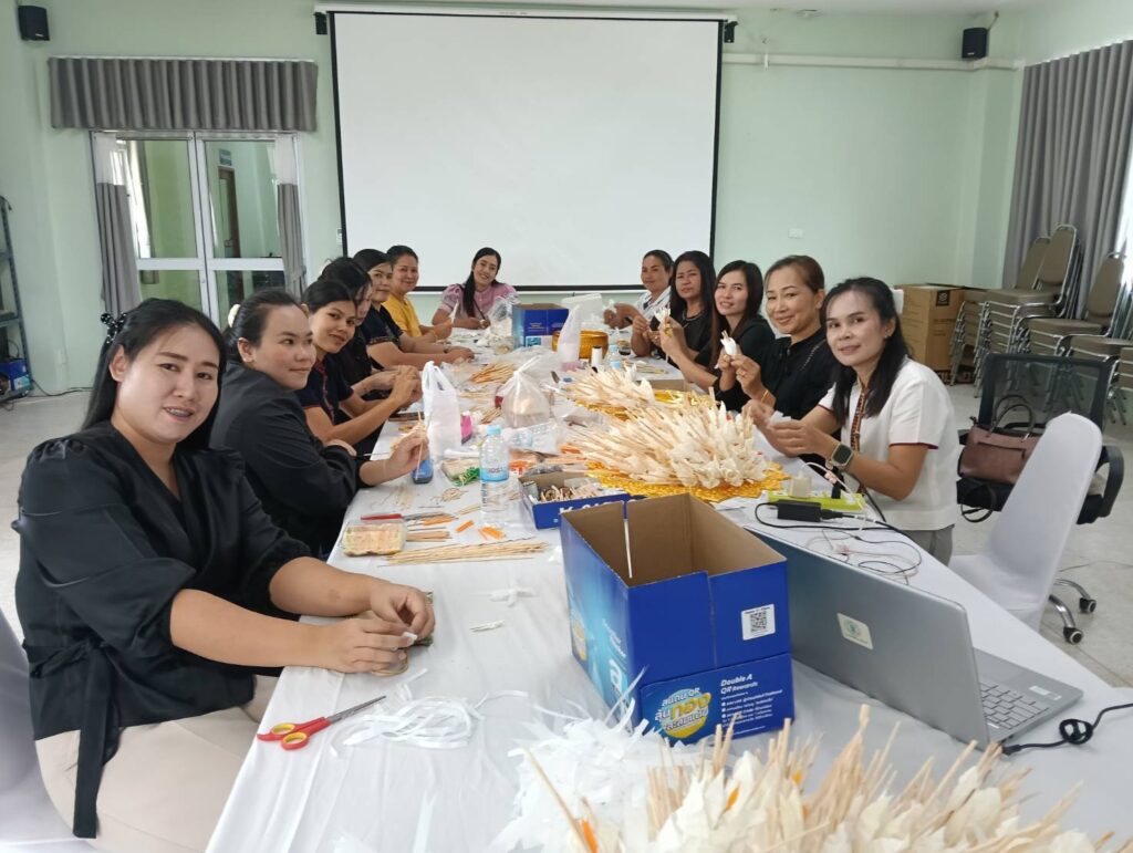 เทศบาลตำบลไผ่ร่วมกันจัดทำดอกไม้จันทน์ในการเตรียมพระราชพิธี ฯ    เมื่อวันที่  2  ตุลาคม  2569  ณ  ห้องประชุมเทศบาลตำบลไผ่